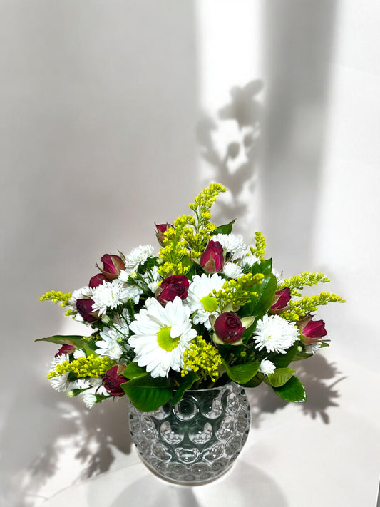 Arranjo de Mini Rosas e Margaridas no Vaso de Vidro
