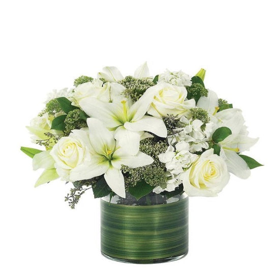 Pureza de Manhã: Arranjo Elegante de Rosas e Lírios Brancos