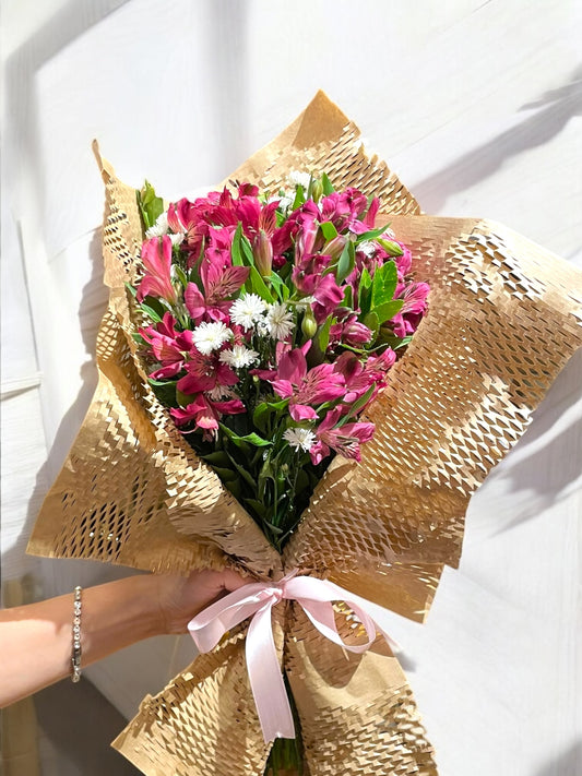 Buquê de Astromélias Rosas com Embalagem Natural