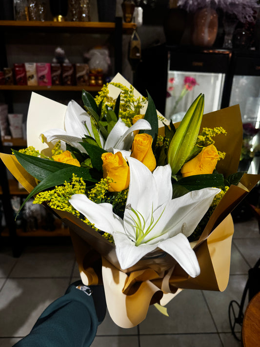 Bouquet Elegante com Rosas Amarelas e Lírios Brancos