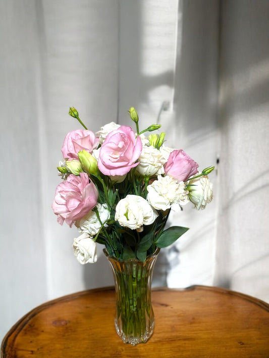 Arranjo de Lisianthus Rosa e Branco no Vaso de Vidro