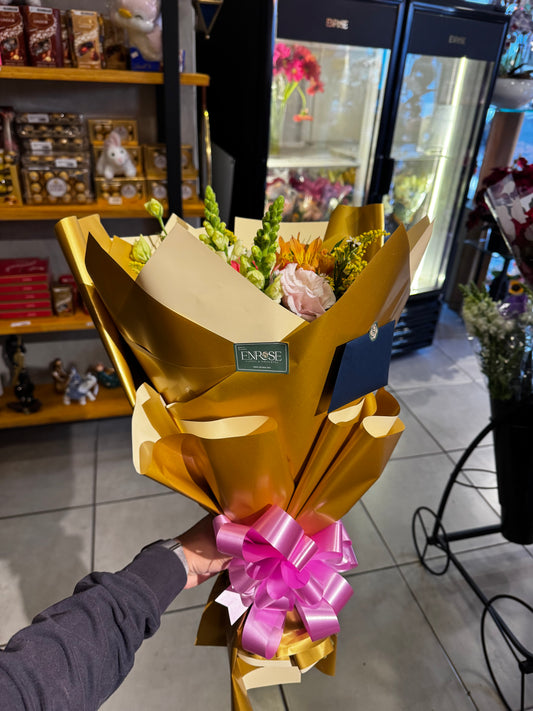 Buquê vibrante de girassóis e flores mistas