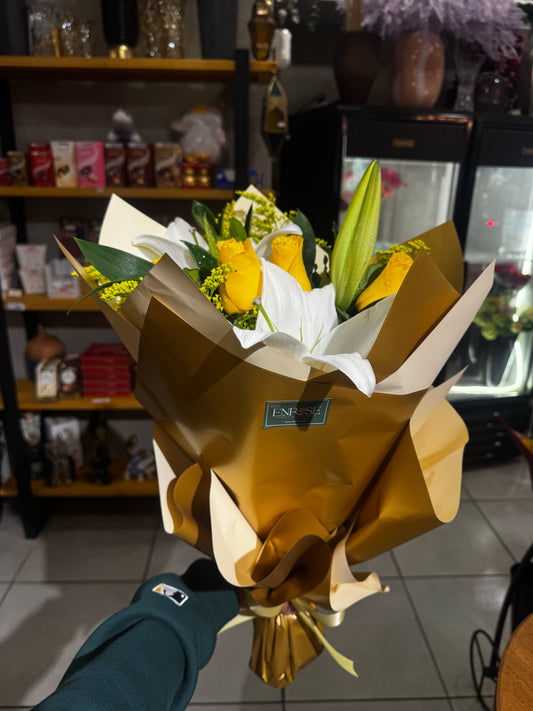 Bouquet Elegante com Rosas Amarelas e Lírios Brancos
