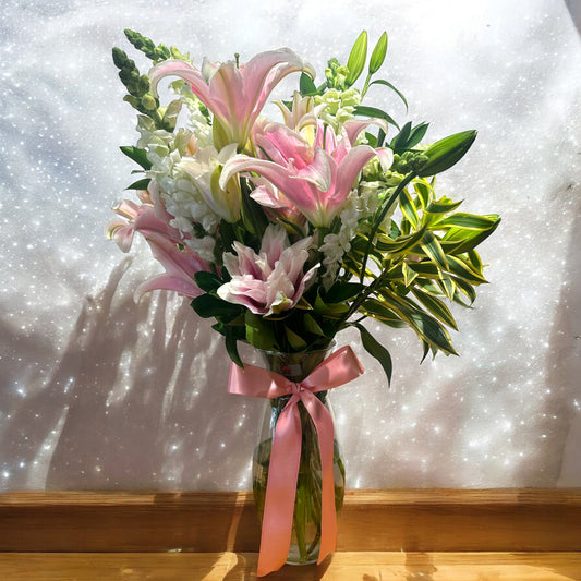 Arranjo de Lírios Rosas e Boca de Leão em Vaso de Vidro - Um Toque de Luxo