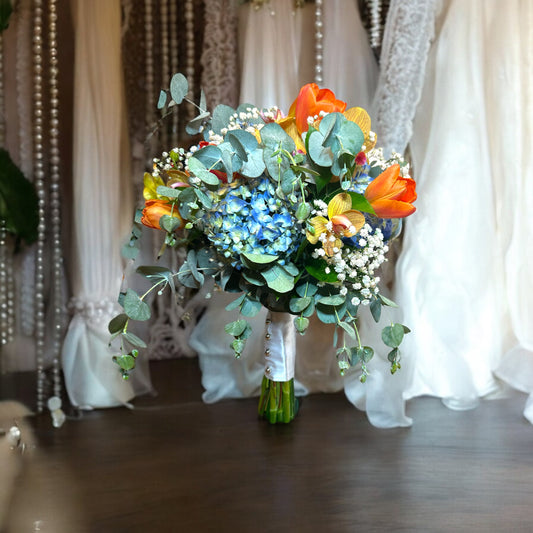 Buquê de Noiva Elegante com Tulipas, Orquídeas e Hortênsias - Um Toque de Sofisticação
