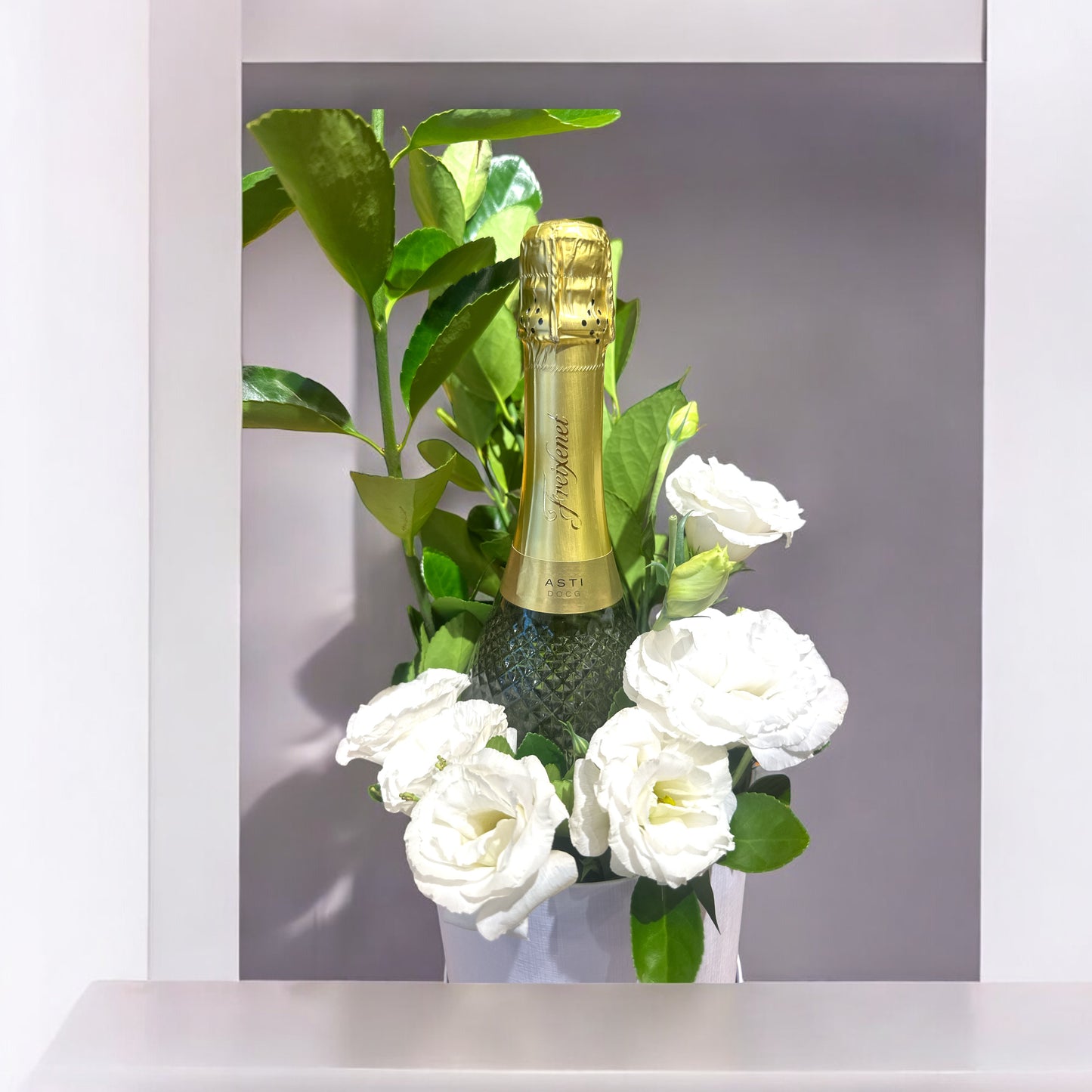 Arranjo de Flores com Champagne - Um Toque de Elegância e Sofisticação
