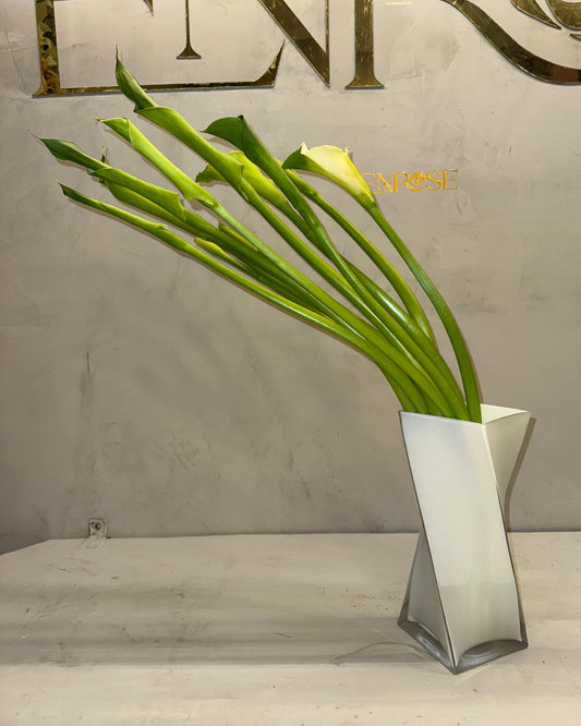 Arranjo de Copos-de-Leite com Vaso Moderno de Cristal