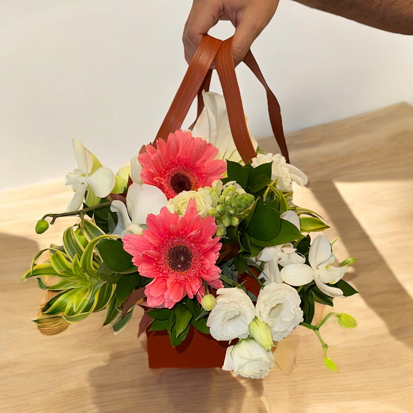 Arranjo Floral Luxuoso em Bolsa Elegante