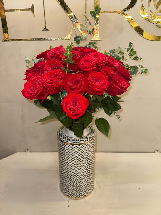 Arranjo Clássico de Rosas Vermelhas com Vaso de Porcelana