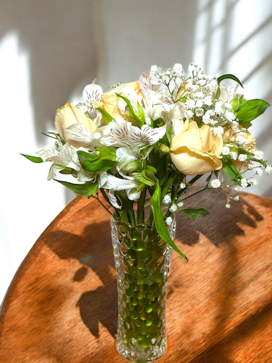 Arranjo Delicado com Rosas Champagne e Alstroemérias no Vaso de Vidro