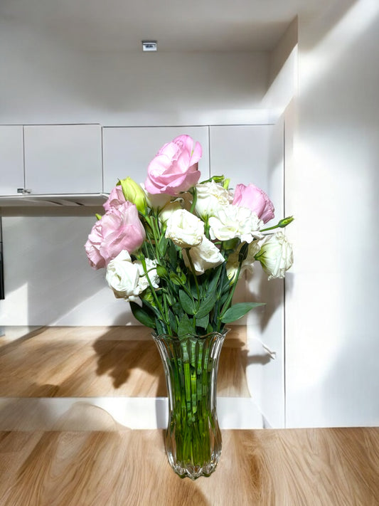 Arranjo de Lisianthus Rosa e Branco no Vaso de Vidro