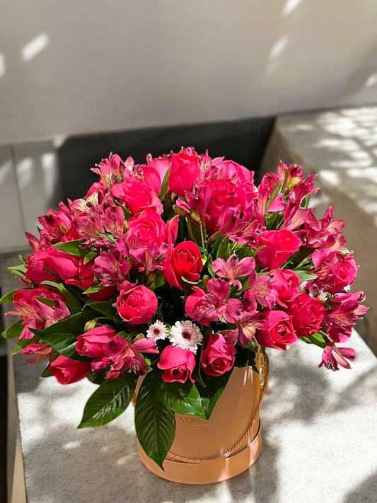 Arranjo Luxuoso com Rosas e Alstroemerias em Caixa ENROSE