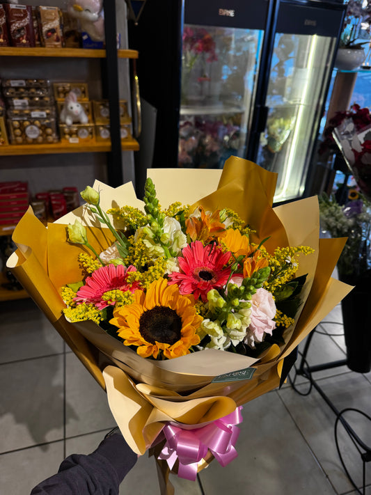 Buquê vibrante de girassóis e flores mistas