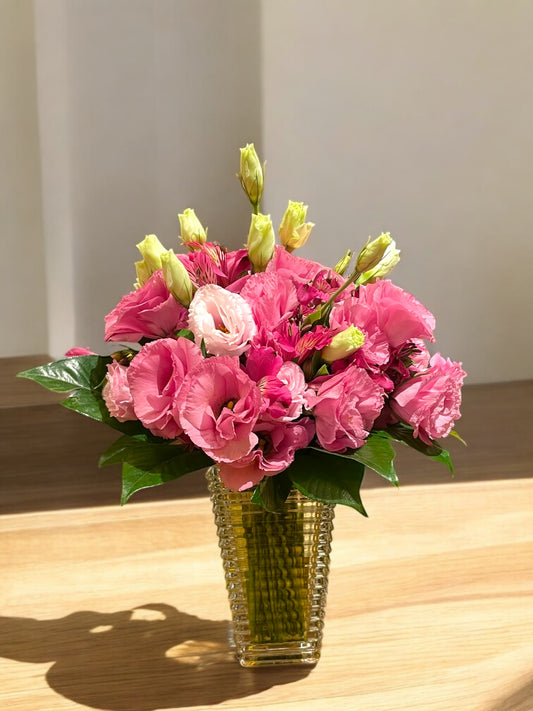 Arranjo Elegante com Lisianthus Rosas em Vaso de Vidro