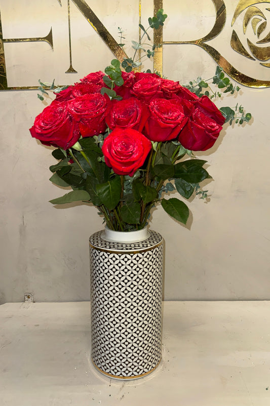 Arranjo Clássico de Rosas Vermelhas com Vaso de Porcelana