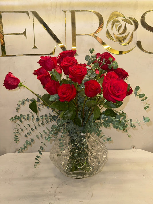 Arranjo Clássico com 50 Rosas Vermelhas colombianas e Vaso de Cristal