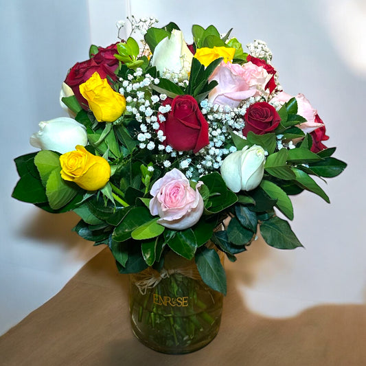 Arranjo Elegante de 24 RosasColombianas com Vaso de Vidro - Para Encantar Seus Momentos