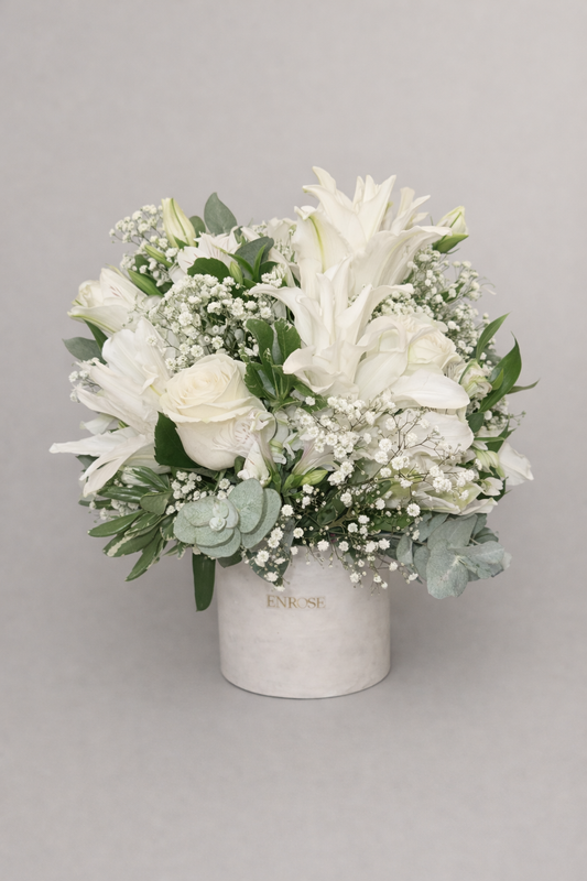 Pureza de Manhã: Arranjo Elegante de Rosas e Lírios Brancos