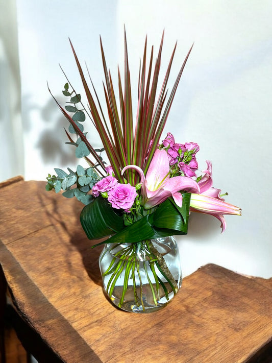 Arranjo Floral Sofisticado em Vaso de Vidro com Design Moderno