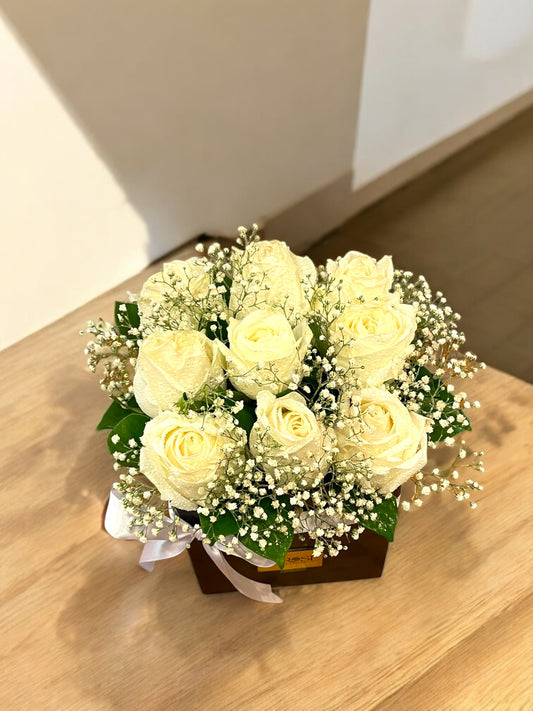 Arranjo de Rosas Brancas em Caixa Luxuosa