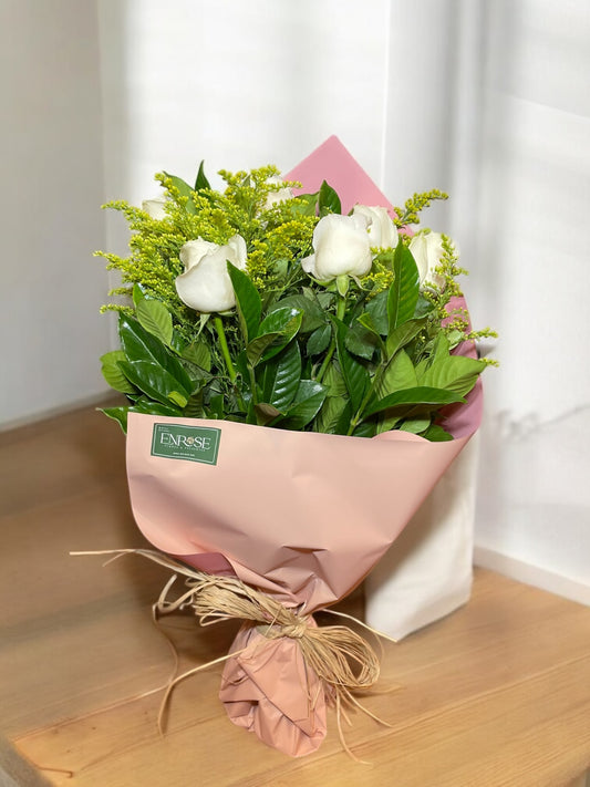 Buquê com 6 Rosas Colombianas Brancas Naturais – Design Elegante e Delicado