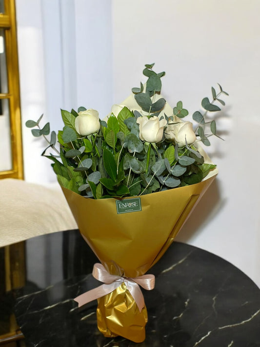 Buquê com 6 Rosas Colombianas Brancas e Eucalipto – Elegância Natural