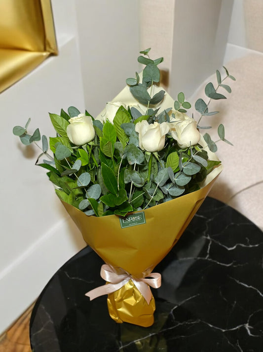 Buquê com 6 Rosas Colombianas Brancas e Eucalipto – Elegância Natural