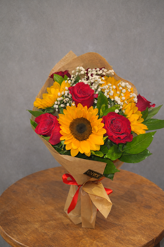 Buquê de Rosas Vermelhas com Girassóis