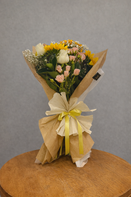 Buquê Misto com Girassol, Rosas e Mini Rosas
