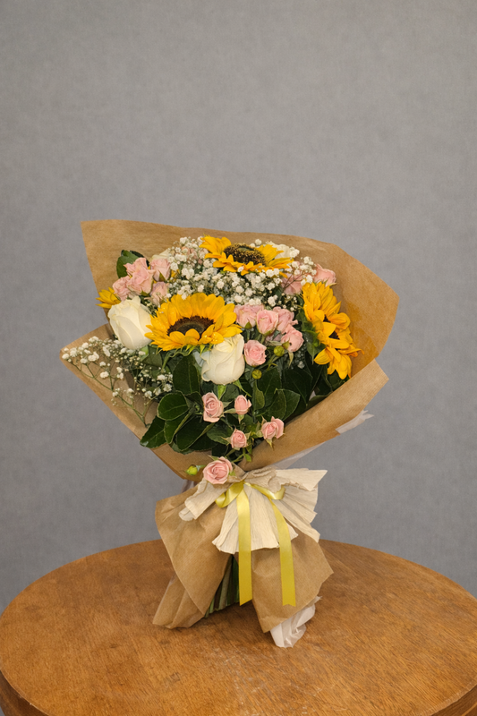 Buquê Misto com Girassol, Rosas e Mini Rosas