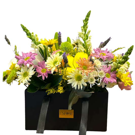 Arranjo de Flores em Bolsa Preta - Elegância e Charme