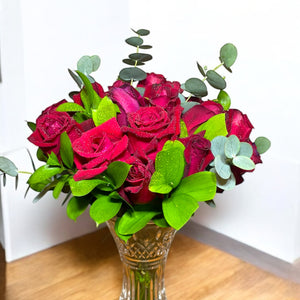 Buquê Luxuoso com 24 Rosas Vermelhas Naturais e Eucalipto no Vaso de Vidro
