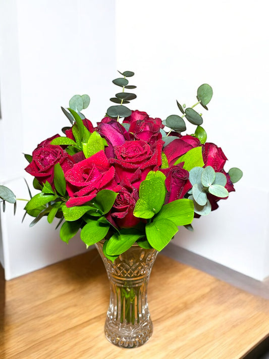 Buquê Luxuoso com 24 Rosas Vermelhas Naturais e Eucalipto no Vaso de Vidro