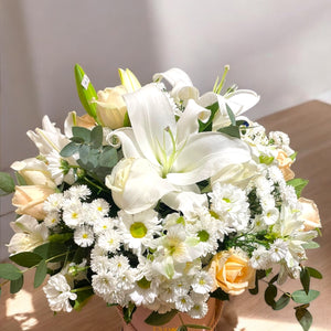 Arranjo Clássico com Lírios Brancos e Rosas em Caixa Rosa ENROSE | Delicadeza e Pureza