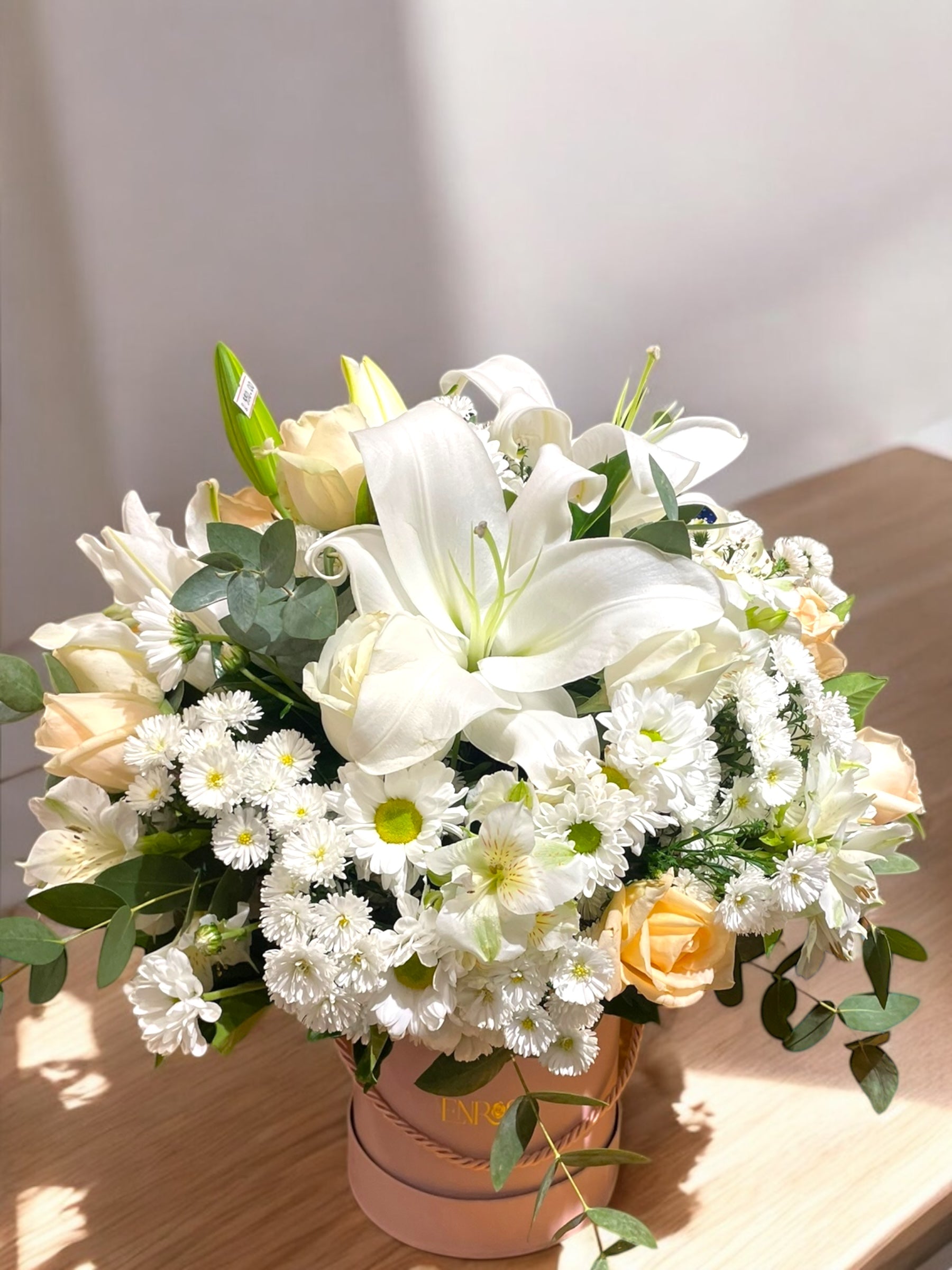 Arranjo Clássico com Lírios Brancos e Rosas em Caixa Rosa ENROSE | Delicadeza e Pureza