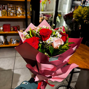Buquê delicado com rosas vermelhas e rosas