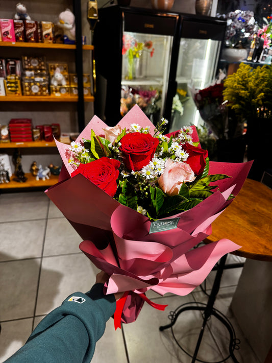 Buquê delicado com rosas vermelhas e rosas