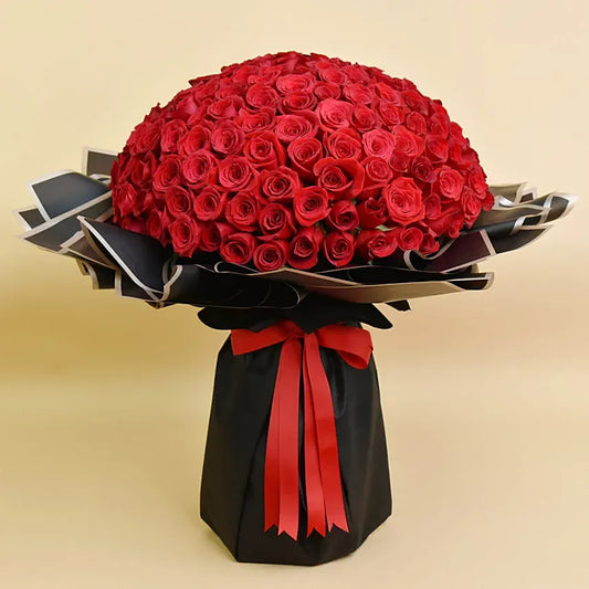 Paixão Flor: Buquê Deslumbrante com 100 Rosas Vermelhas Colombianas
