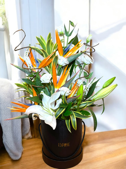 Arranjo Luxuoso com Ave-do-Paraíso e Lírios – Edição Exclusiva ENROSE