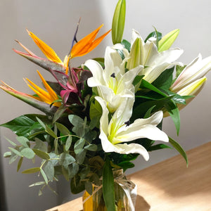 Arranjo Elegante com Lírios Brancos e Ave-do-Paraíso em Vaso de Vidro | ENROSE