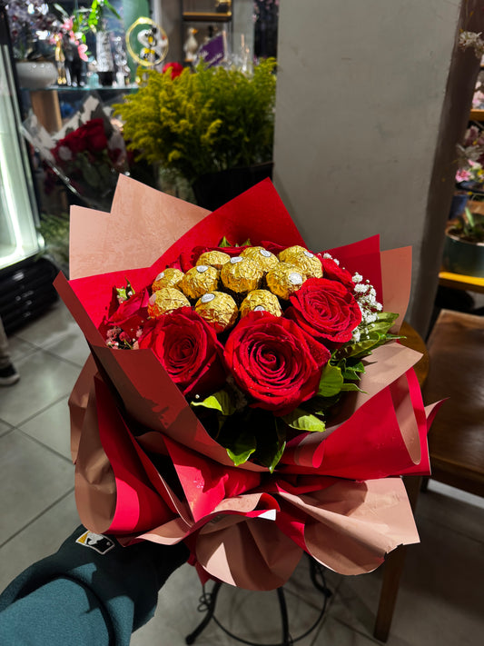 Buquê romântico com rosas e chocolates