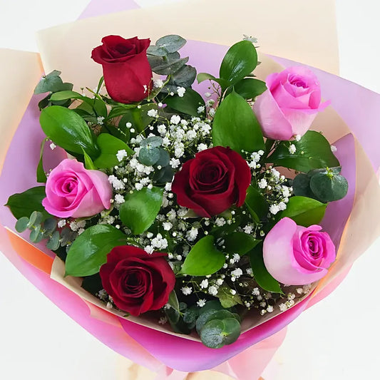 Beleza Natural: Buquê de seis rosas vermelhas e rosas