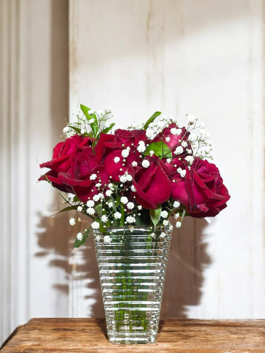 Arranjo Romântico com 12 Rosas Vermelhas no Vaso de Vidro