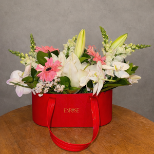 Arranjo Floral Luxuoso em Bolsa Elegante