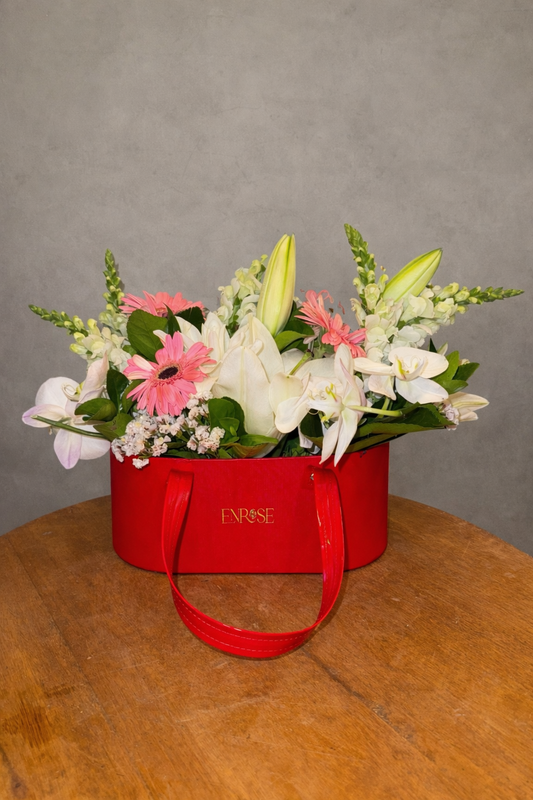 Arranjo Floral Luxuoso em Bolsa Elegante