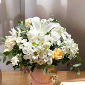 Arranjo Clássico com Lírios Brancos e Rosas em Caixa Rosa ENROSE | Delicadeza e Pureza