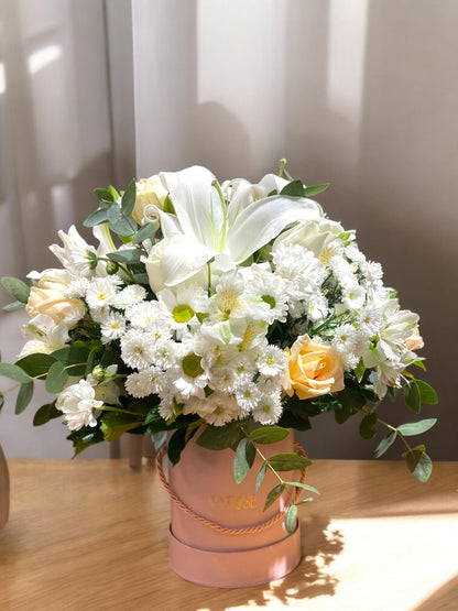 Arranjo Clássico com Lírios Brancos e Rosas em Caixa Rosa ENROSE | Delicadeza e Pureza