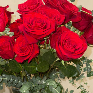 Arranjo Elegante com 75 Rosas Vermelhas e Vaso de Cristal