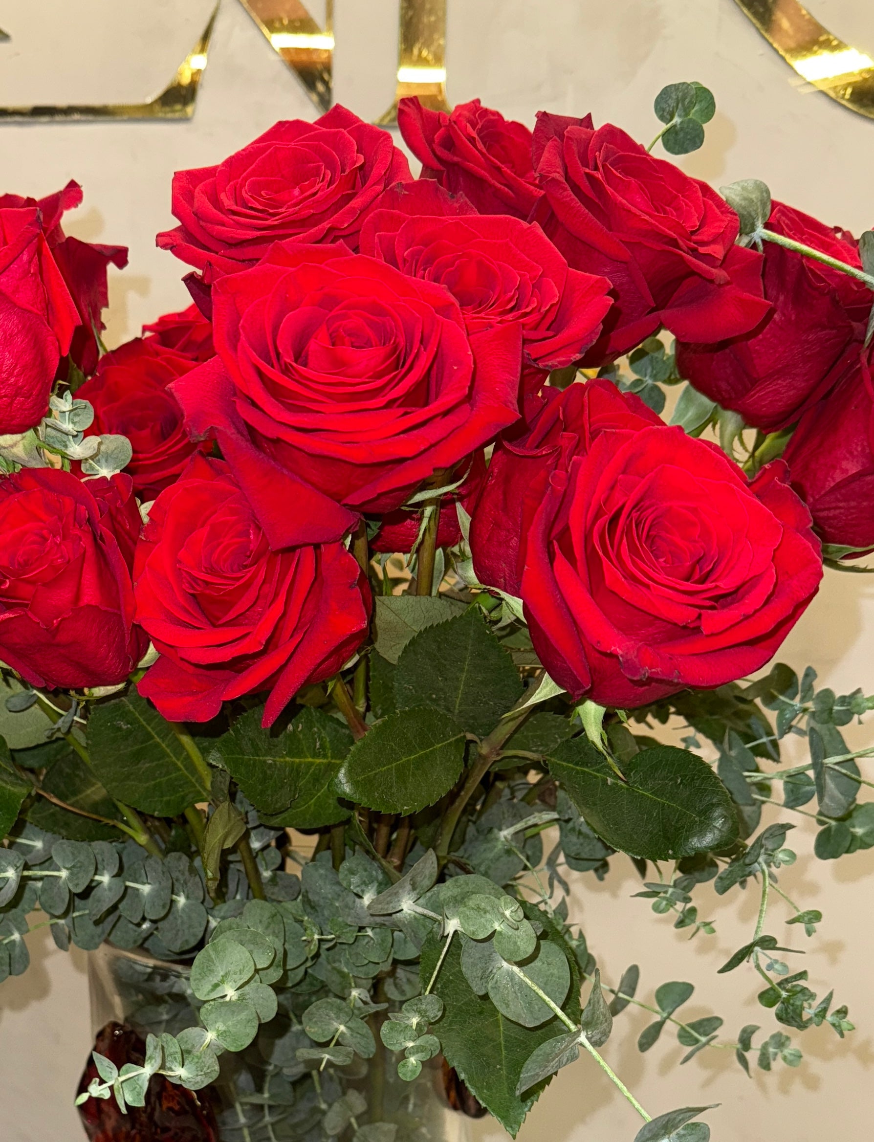 Arranjo Elegante com 75 Rosas Vermelhas e Vaso de Cristal
