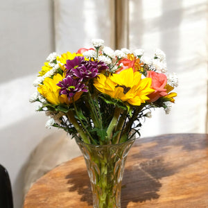 Arranjo Tropical com Girassol no Vaso de Vidro